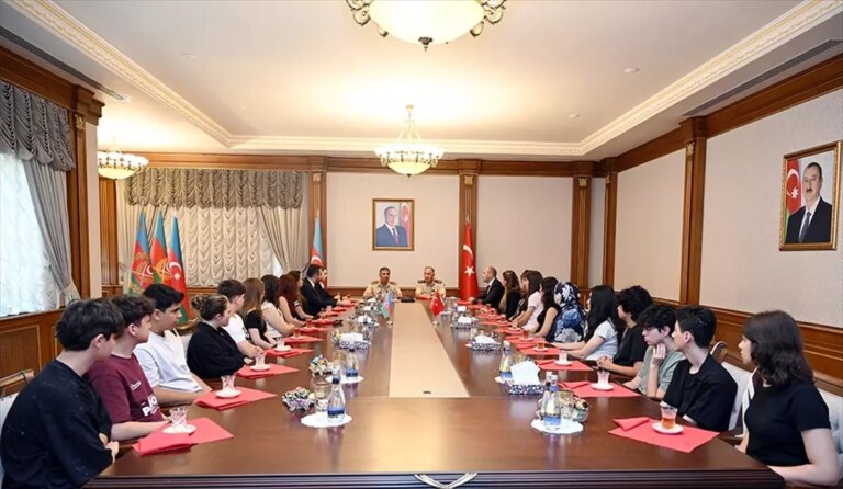 azerbaycan savunma bakani hasanov turkiyeden gelen sehit cocuklariyla bulustu I7ghJ9ad