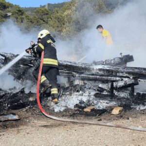 ormanin icindeki tekne yandi faciadan donuldu DsQKH9kB