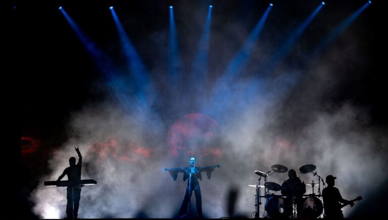 sepultura ve epica istanbulda dinleyiciyle bulustu Yy132jTu