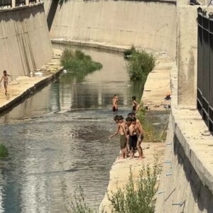 yuksekovada cocuklar kirli dereden havuzda yuzmeye gecti n8SDIbVr