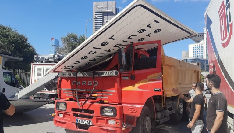 hafriyat kamyonu yon levhasini devirdi FEnM9O8D