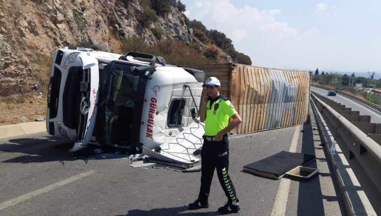 kocaelinde yag yuklu tir devrildi d 100de kuyruk olustu caub64xu