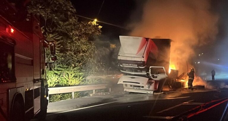 sivrihisarda seyir halindeki tir alev aldi jK1XCJjy