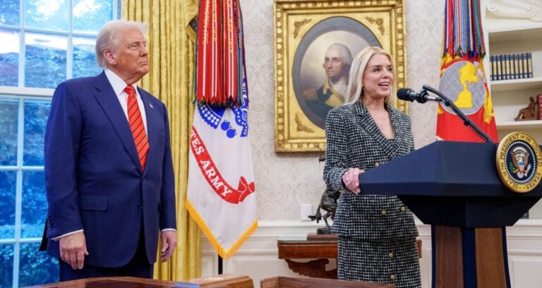 trump dusmanlarinin uzerine adalet bakanini saldi wN1ZNEwD