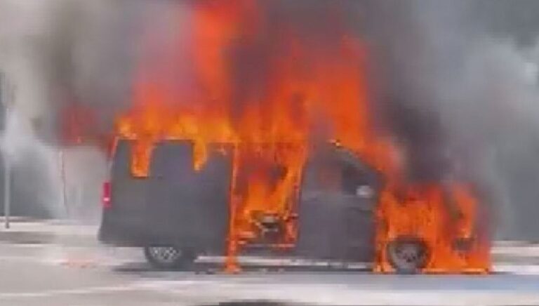 uskudarda seyir halindeki minibuste yangin jpFByO9C