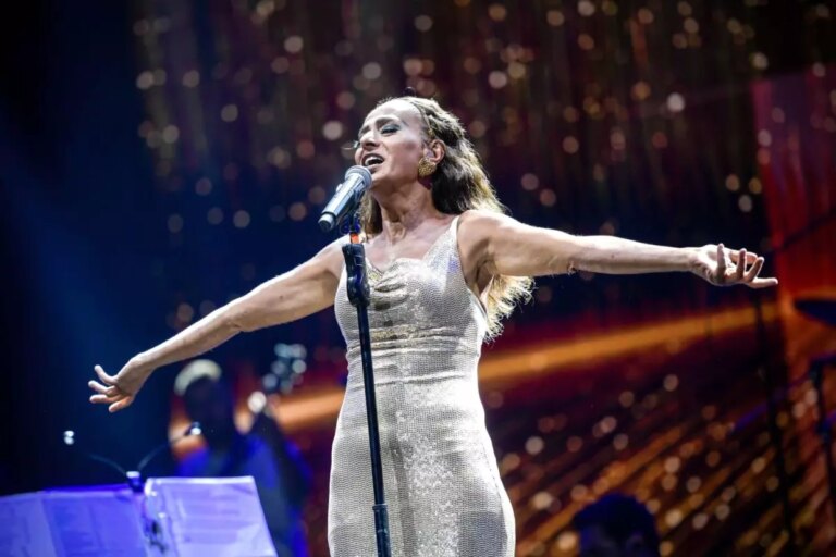 yildiz tilbe izmirde coskuyla sahne aldi 8eMtv4Uq