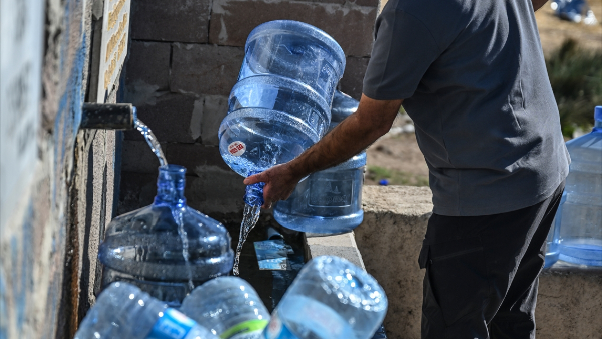 ankarada su kesintisi devam ediyor vatandaslar ellerinde bidonlarla cesmelere kostu Uw2SLEvw