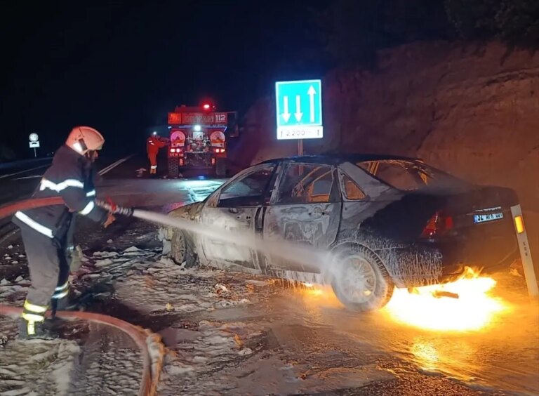 bucakta otomobil yangini IERPV1MV.jpg