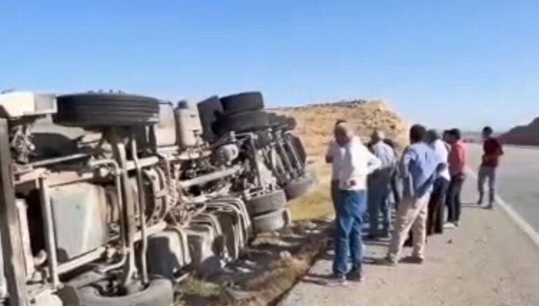 devrilen kamyonun surucusu hafif yaralandi pq2TafUT