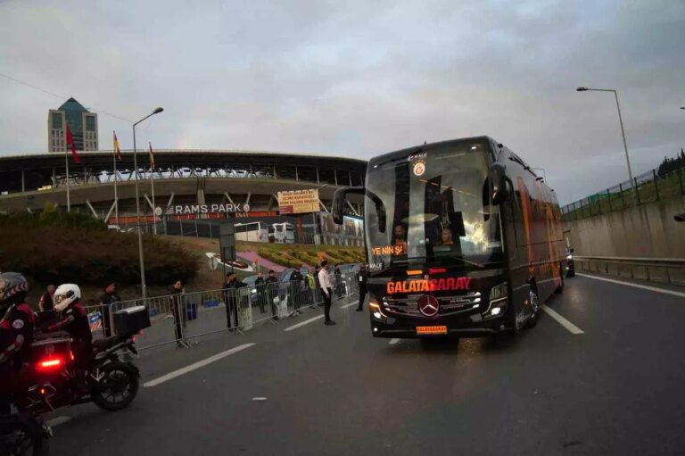 galatasaray besiktas derbisi icin stadyumda TWXVD8YQ
