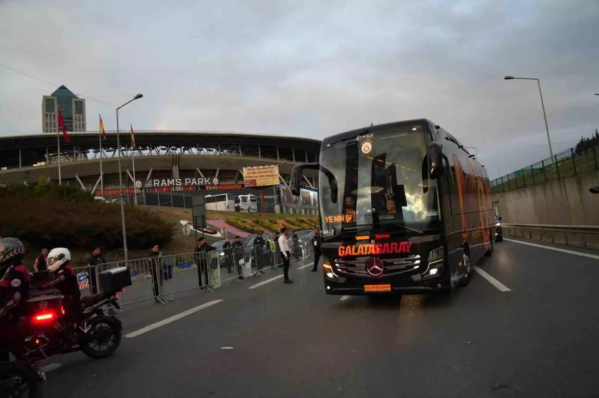 galatasaray besiktas derbisi icin stadyumda TWXVD8YQ