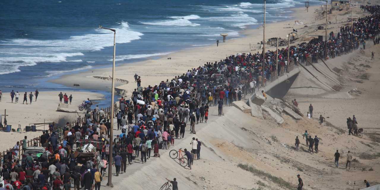 gazzeliler evlerinin enkazi uzerine cadir kuruyor Rszdbr1F