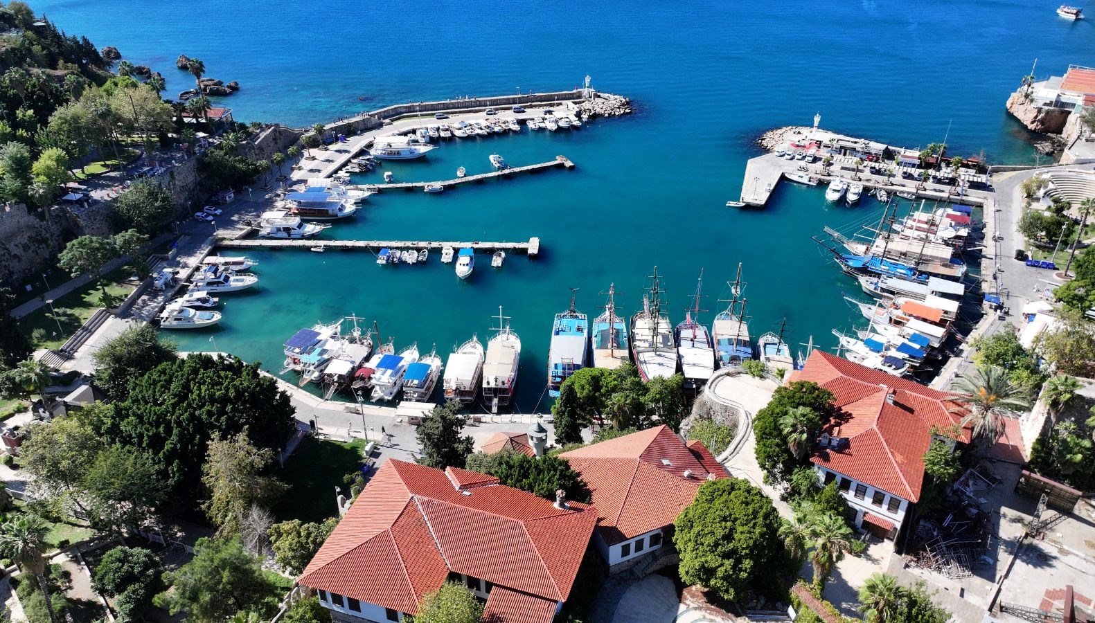 hava sicakligi 28 derece olculen antalyada sahillerde hareketlilik yasandi t1yVUbgN