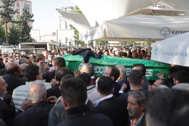 ismail onay son yolculuguna ugurlandi GMbGdRBr.jpg