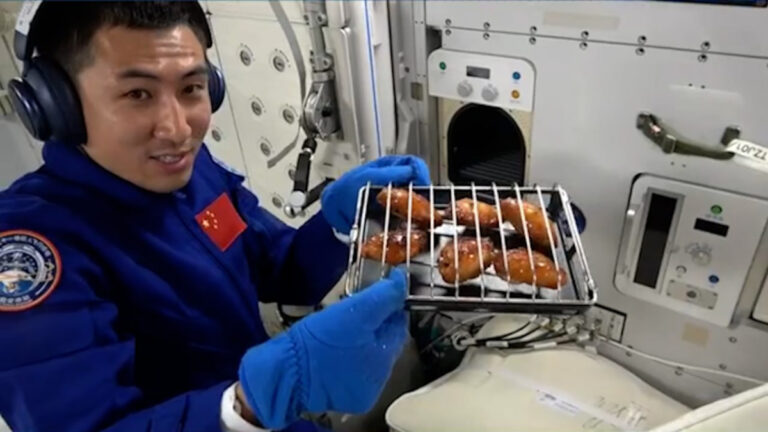 cinli taykonotlar uzayda ilk kez izgara et ve tavuk pisirdi rDZuGHjM.jpg