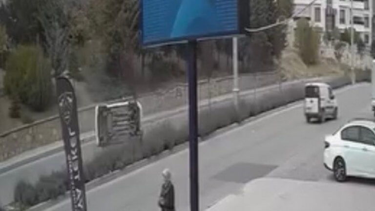 elazigda kontrolden cikan arac yan yatti iMfORZvs.jpg