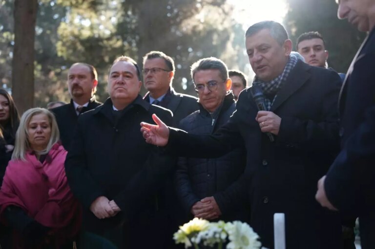 ozgur-ozel-ekicinin-mezari-ni-ziyaret-etti-xgb9fMB6.jpg