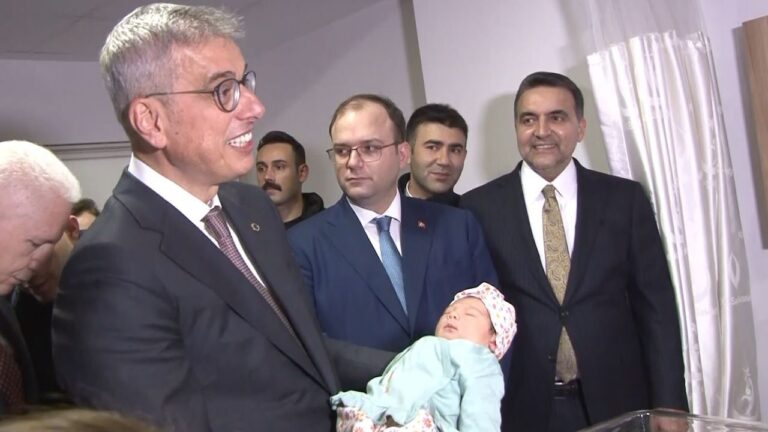 saglik-bakani-memisoglu-istanbulda-yeni-yilin-ilk-bebeklerini-ziyaret-etti-KHU1I94U.jpg