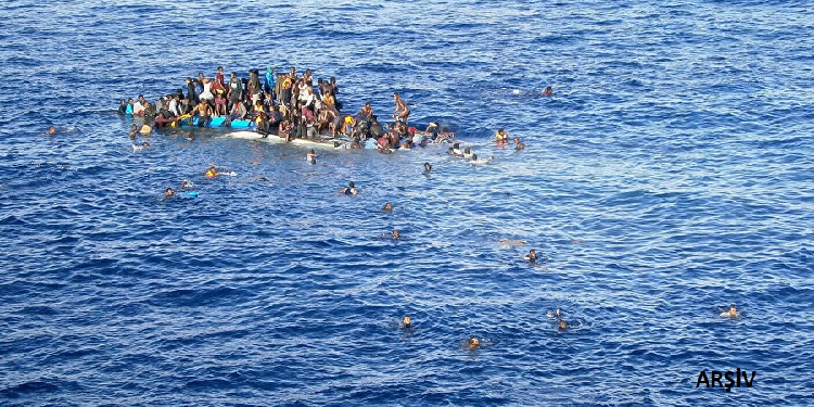Göçmen botu alabora oldu: 53 kişiden haber yok – Politika Haber