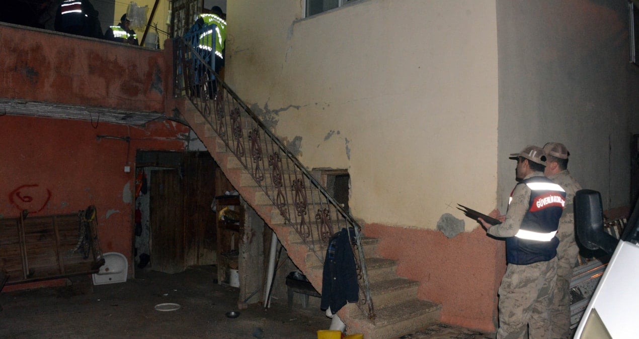 Korkunç Olay: Eşini Vuran Adam Avukatlarıyla Polise Teslim Oldu