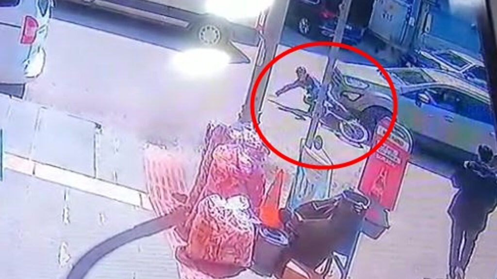 sokak-ortasinda-can-pazari-herkes-o-yone-kostu-batmanda-korku-dolu-anlar-YOdRL2JN