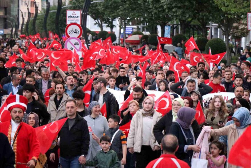 Bolu’da 200 Metrelik Türk Bayrağı ile Coşkulu Yürüyüş Düzenlendi